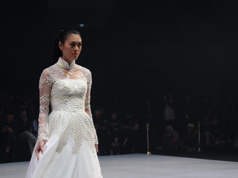 MENIKMATI KARYA DESIGNER VIENA MUTIA, KEINDAHAN SALJU DALAM BALUTAN GAUN SIMPLE DAN ELEGANCE