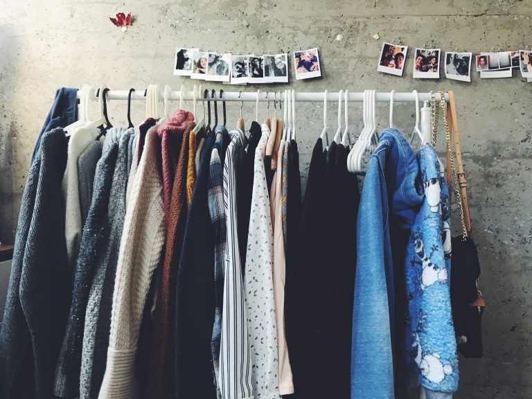 TAMPIL PERCAYA DIRI DENGAN MENGGUNAKAN BAJU TUNIK MODERN
